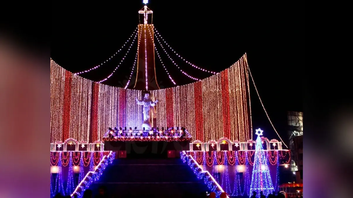 Christmas Celebration In Lucknow: क्रिसमस के रंग में डूबा लखनऊ, आज रात होगा प्रभु यीशु का अवतरण