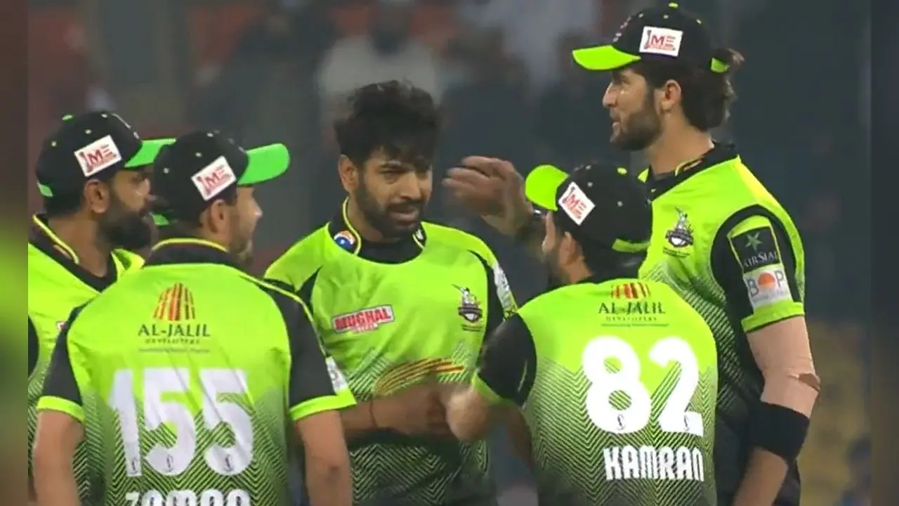 PSL 2022: लाइव मैच के दौरान पाकिस्तानी गेंदबाज हैरिस राउफ ने कामरान गुलाम को जड़ा थप्पड़, वीडियो वायरल