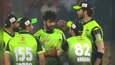 PSL 2022: लाइव मैच के दौरान पाकिस्तानी गेंदबाज हैरिस राउफ ने कामरान गुलाम को जड़ा थप्पड़, वीडियो वायरल