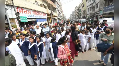 ‘शिक्षक आते हैं, मगर पढ़ाते नहीं’, अव्यवस्था को लेकर भड़की छात्राएं, पटना में सड़क जाम कर किया प्रदर्शन