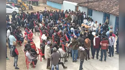 पलामू में मजदूरी भुगतान को लेकर PTR के मजदूरों ने किया विधायक आवास का घेराव, सौंपा मांगपत्र