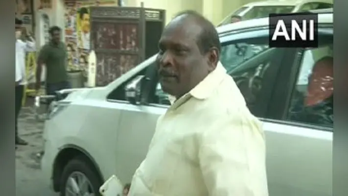 पुडुचेरी में कांग्रेस गठबंधन को बड़ा झटका, सीएम नारायणसामी के आवास पहुंचे विधायक, सोमवार को शक्ति परीक्षण