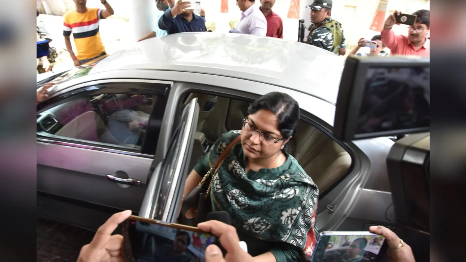 दो महीने बाद फिर जेल गयीं सस्पेंड IAS पूजा सिंघल, रिम्स में चल रहा था इलाज