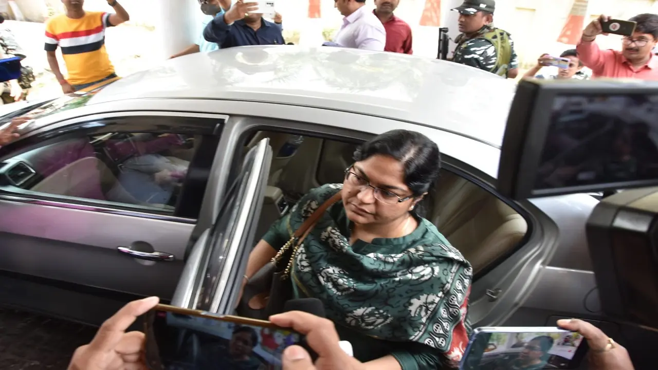 IAS पूजा सिंघल गिरफ्तार: होटवार जेल में कटी Pooja Singhal की रात, केंद्र ने मांगी पूरी रिपोर्ट