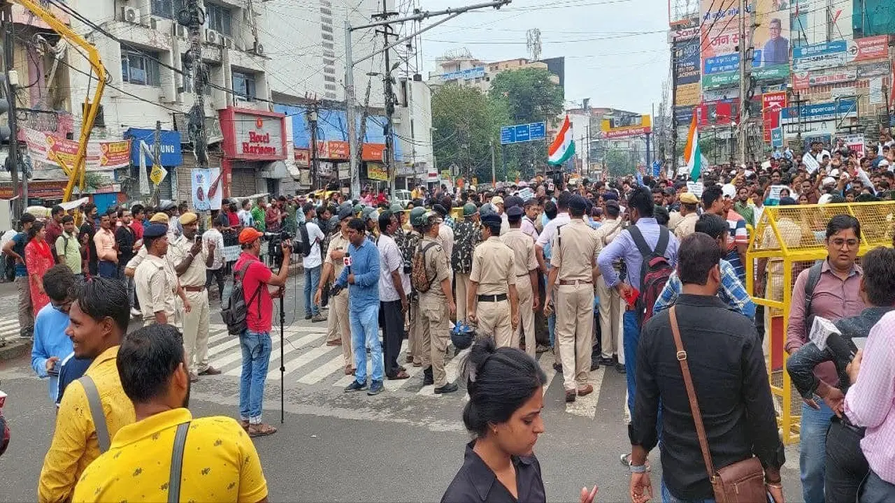 ड्यूटी पर जा रहे सफाई कर्मचारी को पुलिस ने पीटा, सिर फटने के बाद अस्पताल में भर्ती