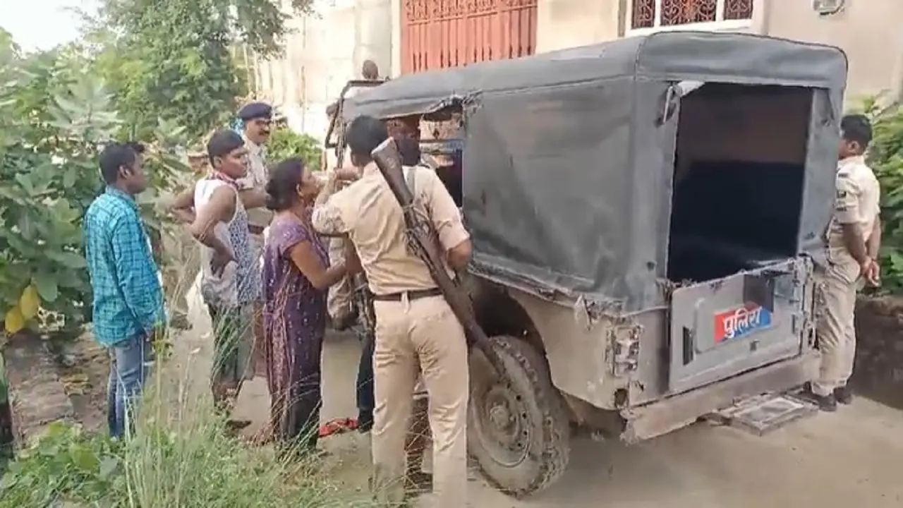 भभुआ में दो महिला पुलिसकर्मियों ने बेरहमी से की बुजुर्ज की पिटाई, देखें वायरल वीडियो