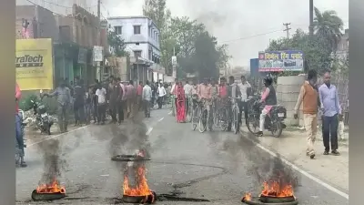मारपीट के बाद उग्र भीड़ ने किया पुलिस पर हमला, पुलिस ने भांजी लाठियां