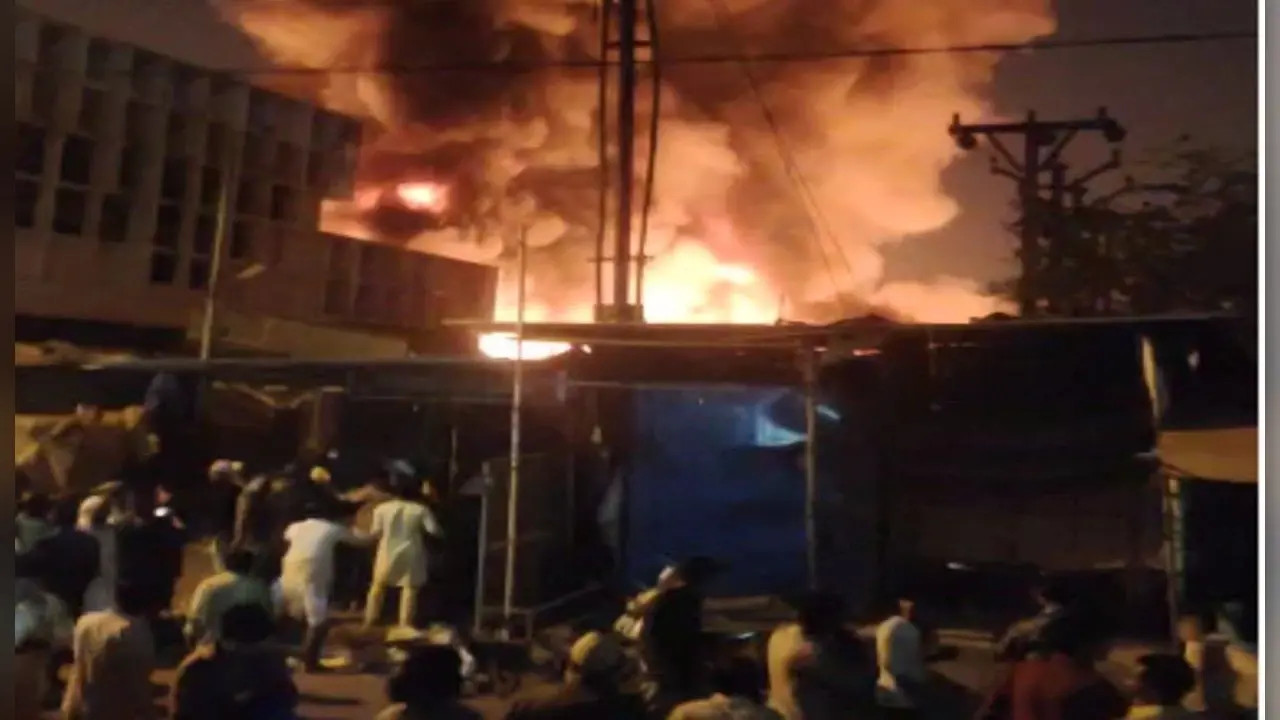 पुणे के फैशन स्ट्रीट मार्केट में लगी भीषण आग, 400 से अधिक दुकानें जलकर हो गईं खाक