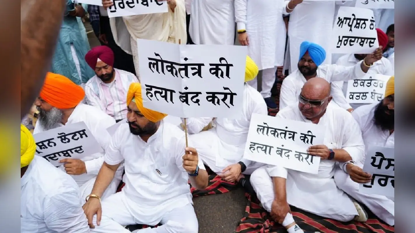 किसानों ने शिरोमणि अकाली दल के प्रधान सुखबीर सिंह बादल को दिखाया काला झंडा, नारेबाजी की