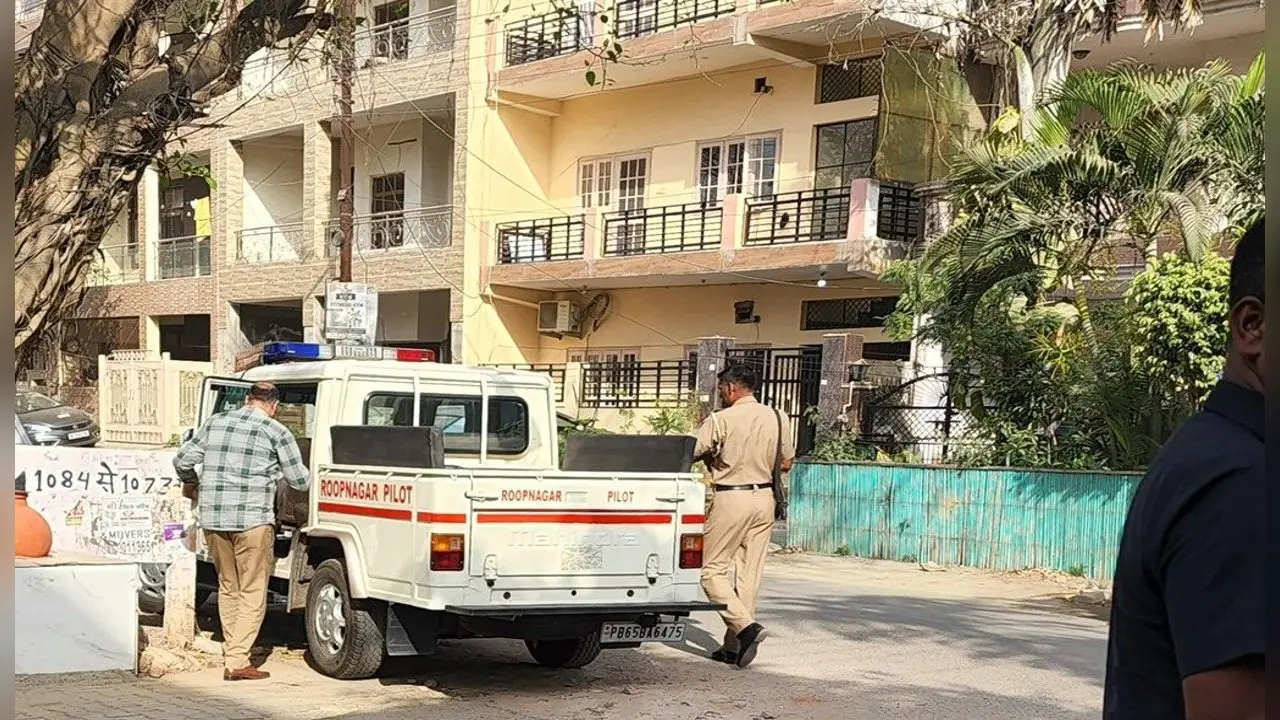 कुमार विश्वास के घर पहुंची पंजाब पुलिस, बिफरे कवि ने मान को दी चेतावनी- ‘तुम्हें भी धोखा देगा केजरीवाल’