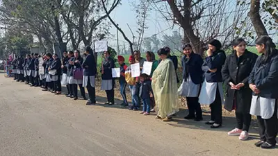 Schools Reopen: पंजाब में टीचर और पेरेन्ट्स का विरोध-प्रदर्शन, बोले- स्कूल नहीं खुले, तो वोट नहीं