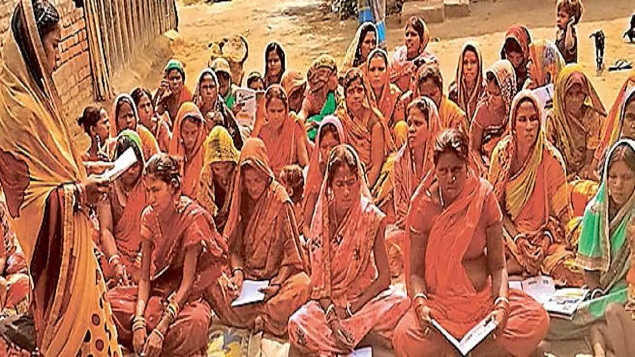 बिहार के महादलित टोले में शिक्षा का जुनून: दिन में मजदूर, तो सुबह-शाम महिलाएं बन जाती हैं शिक्षिका