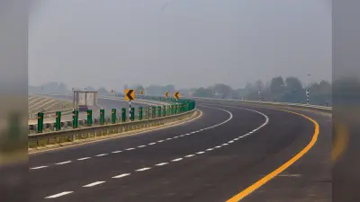 पूर्वांचल एक्सप्रेसवे पर 15 फीट गहरे गड्ढे से कई वाहन क्षतिग्रस्त, विपक्षी बोले- भ्रष्टाचार का सबूत