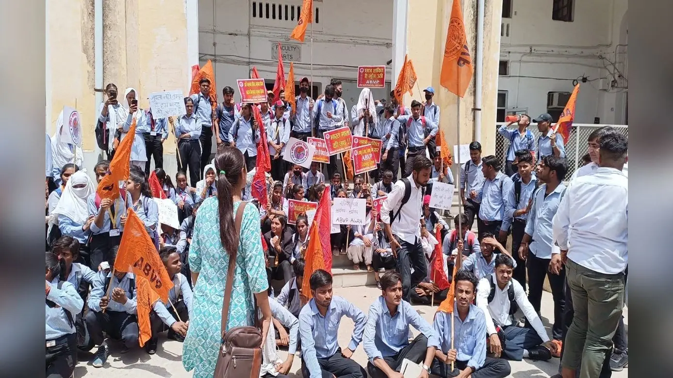 आगरा: एक्स्ट्रा क्लास के लिए बुलाकर प्रोफेसर ने छात्रा से कर दी अश्लील हरकत, एबीवीपी का हंगामा-प्रदर्शन