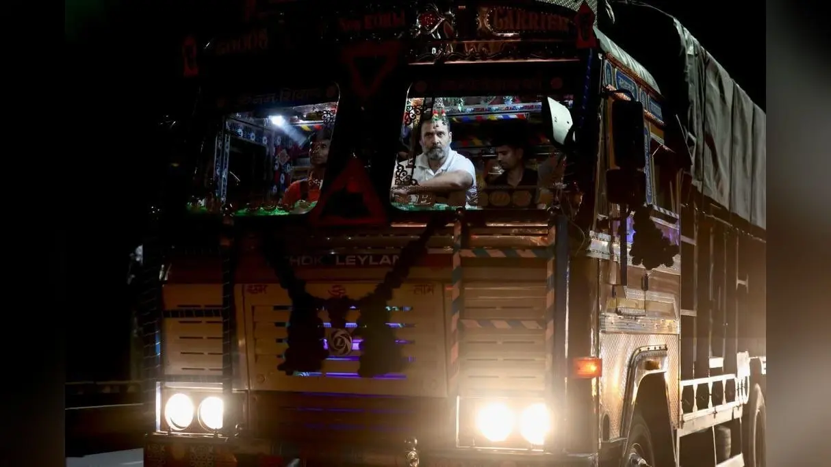 बाइक के बाद अब ट्रक की सवारी करते नजर आये राहुल गांधी, सुनी ट्रक चालकों के ‘मन की बात’