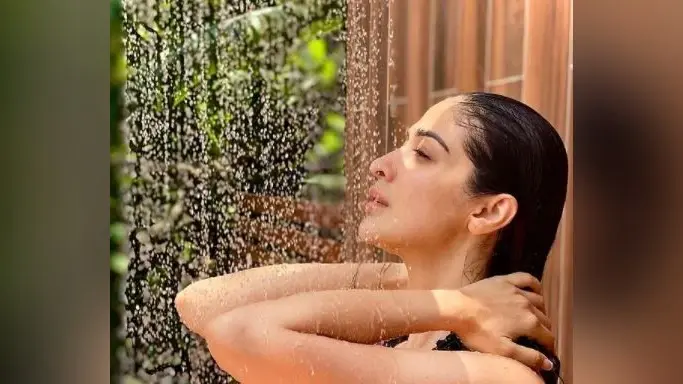 Dhoni की एक्स गर्लफ्रेंड Raai Laxmi ने ब्लैक बिकिनी में बढ़ाया इंटरनेट का पारा, सोशल मीडिया पर तसवीरें वायरल