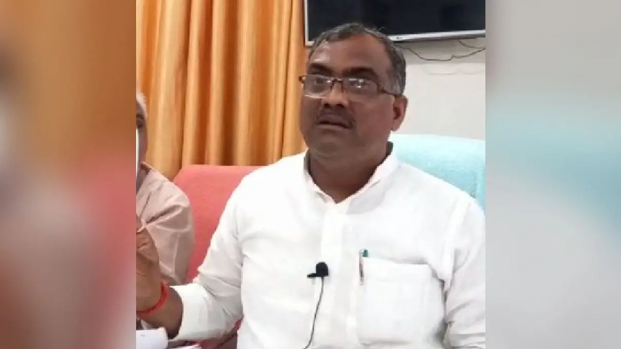 UP: योगी के मंत्री का अखिलेश पर पलटवार, बोले- सपा का विलय करें तो केंद्रीय मंत्री बनाने पर होगा विचार
