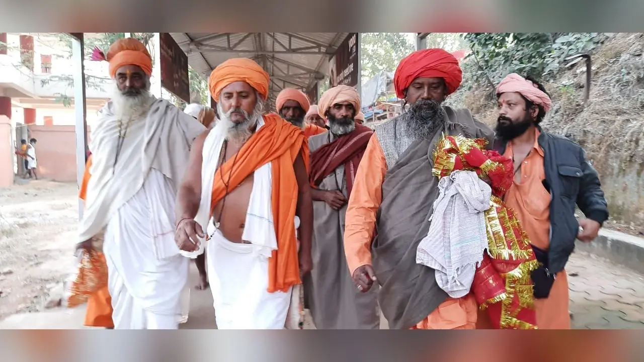 Sadhus In Ramgarh : झारखंड के रामगढ़ में जुटे देश-विदेश के साधु-संत, विश्व शांति व समृद्धि के लिए कर रहे विशेष अनुष्ठान