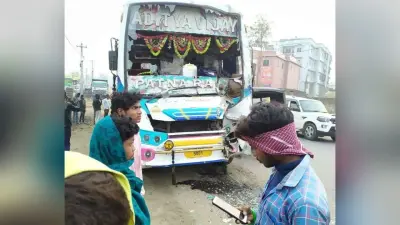 दो बसों और तेल टैंकर में हुई टक्कर, एक दर्जन यात्री घायल