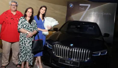 Mother’s Day के मौके पर राशि खन्ना ने मां को किया सरप्राइज, गिफ्ट में दी BMW 7 सीरीज की लग्जरी कार