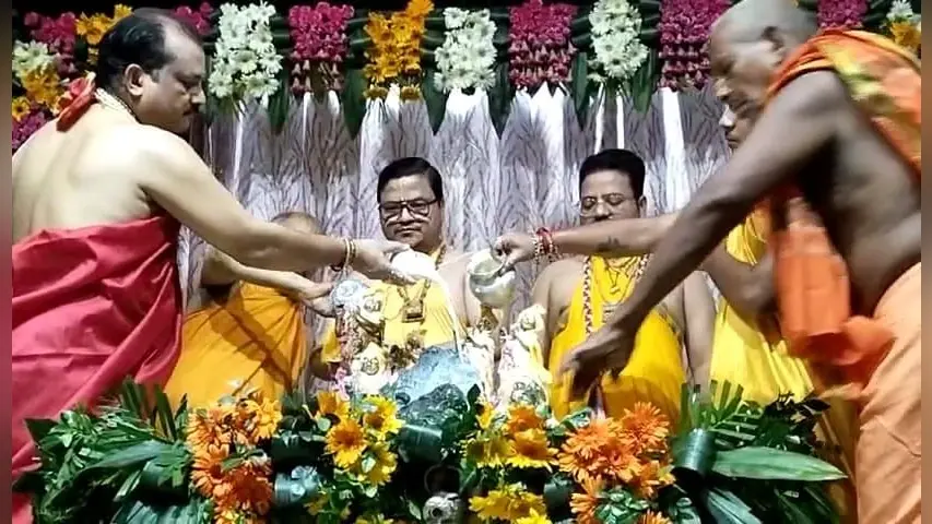 Shri Krishna Janmashtami: श्रीकृष्ण जन्मभूमि मथुरा में लड्डू गोपाल का अभिषेक, देखें फोटों