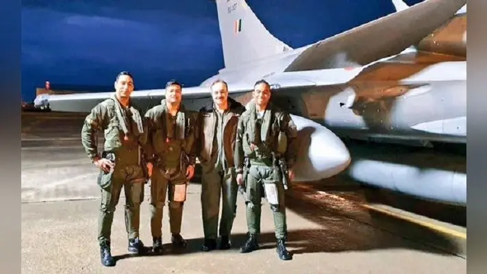 Rafale Fighter Jets : तीन और राफेल लड़ाकू विमानों ने भारत के लिए भरी उड़ान, सफर के दौरान आसमान में ही भरा जायेगा फ्यूल