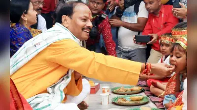 झारखंड के पूर्व सीएम और ओडिशा के नए राज्यपाल रघुवर दास ने कुंवारी कन्या के पांव पखारे