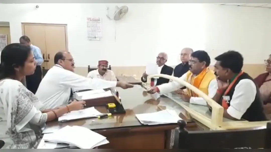 Mainpuri Loksabha ByPolls: मैनपुरी से रघुराज शाक्य ने किया नामांकन, मुलायम सिंह यादव को दी श्रद्धांजलि