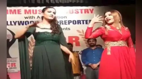 एक ही स्टेज पर सपना चौधरी और राखी सांवत ने किया जबरदस्त डांस, बार-बार देखा जा रहा VIDEO