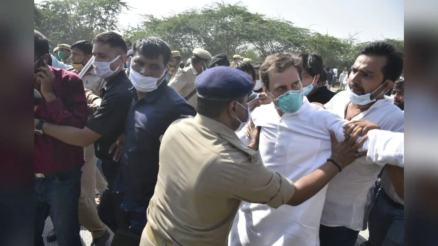 Hathras case : राहुल गांधी ने कहा- मुझे पुलिस ने धकेल कर गिराया, डंडे बरसाए, क्या इस देश में सिर्फ मोदी जी और RSS वाले ही पैदल चल सकते हैं?