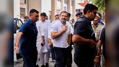 महाराष्ट्र: राहुल गांधी के पोस्टर को किसने मारा चप्पलों से, मचा हंगामा