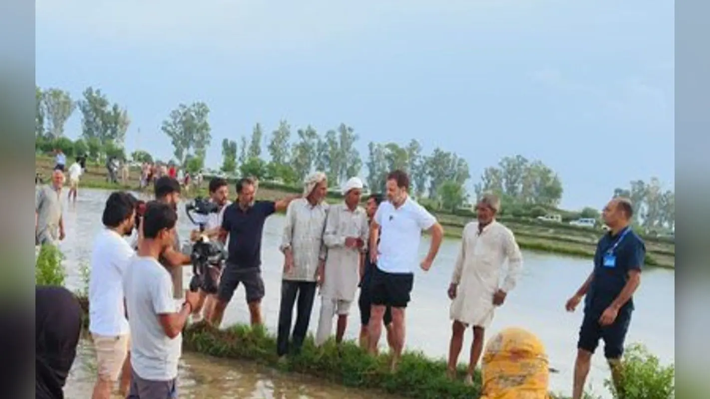 Gujarat Election 2022: सूरत में बोले कांग्रेस नेता राहुल गांधी, आदिवासियों की तरक्की नहीं चाहती BJP