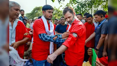 Photos: सारी दुनिया का बोझ हम उठाते हैं! जानें आखिर कितने नंबर का बिल्ला लगाकर कुली बने राहुल गांधी