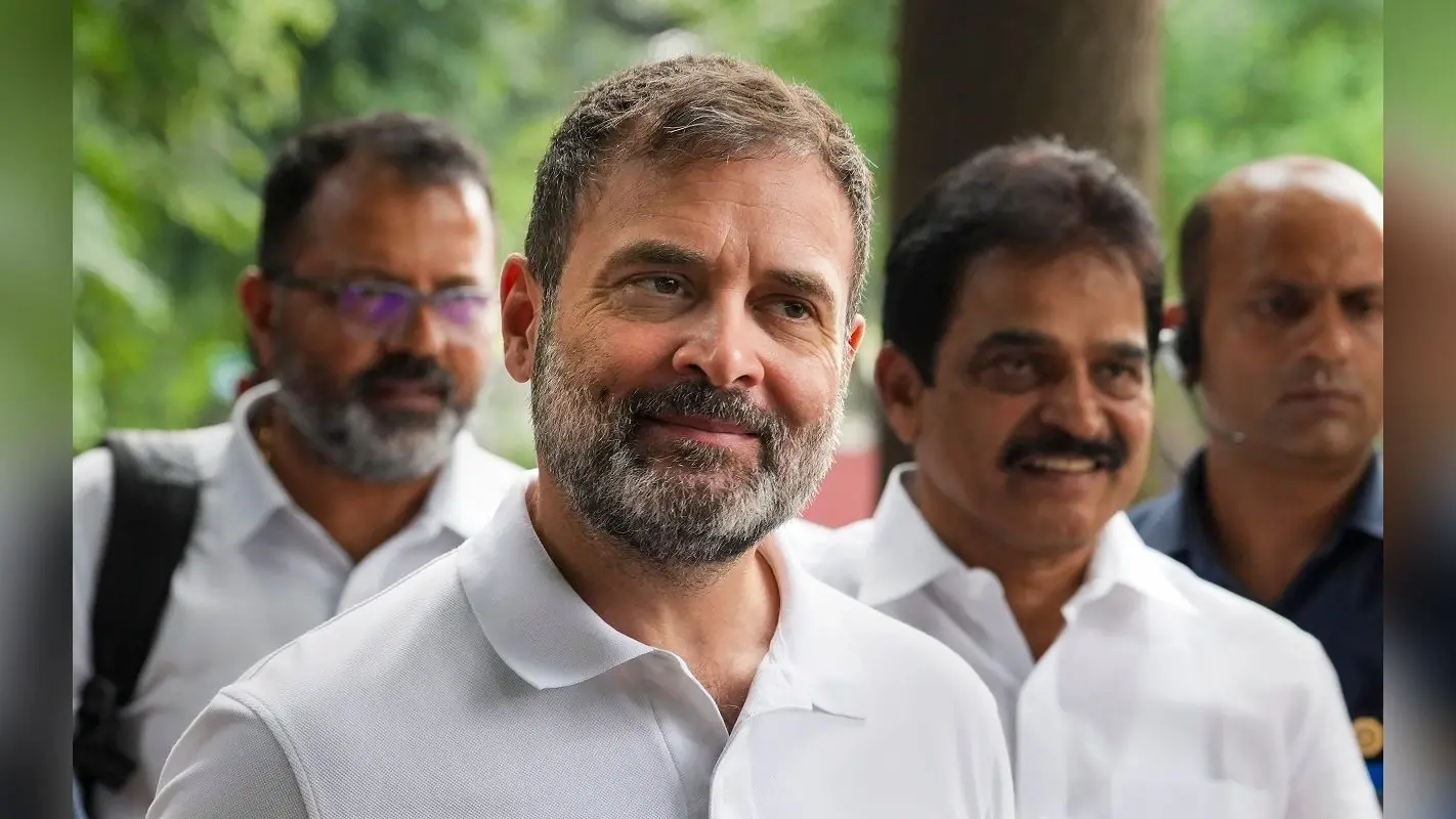 PHOTOS: 136 दिनों के बाद राहुल गांधी की संसद में हुई धमाकेदार एंट्री, देखें तस्वीरें