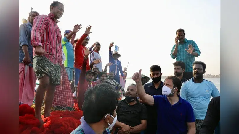 …और टी-शर्ट-पतलून पहनकर राहुल गांधी कूद गये समुद्र में, देखें वीडियो…