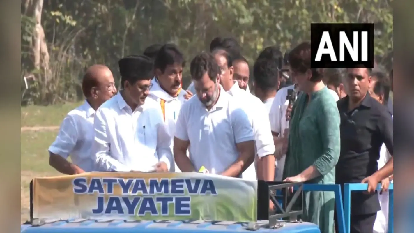 वायनाड में राहुल गांधी ने किया रोड शो, सांसदी जाने के बाद पहला दौरा, प्रियंका गांधी भी साथ