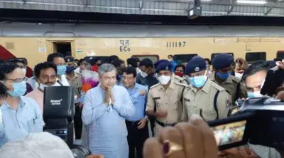 रेल मंत्री अश्विनी वैष्णव ने भुवनेश्वर से रायगढ़ तक ट्रेन में किया सफर, यात्रियों से ली ये जानकारी
