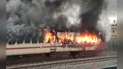 PHOTOS: साहिबगंज में धू-धू कर जली रेल बोगी, डेढ़ घंटे की मशक्कत के बाद काबू में आयी आग