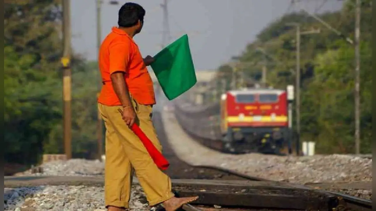 Indian Railways: अब रेलवे के कर्मचारियों को वर्दी में आना होगा दफ्तर, वर्ना यूनिफॉर्म अलाउंस हो जाएगा बंद