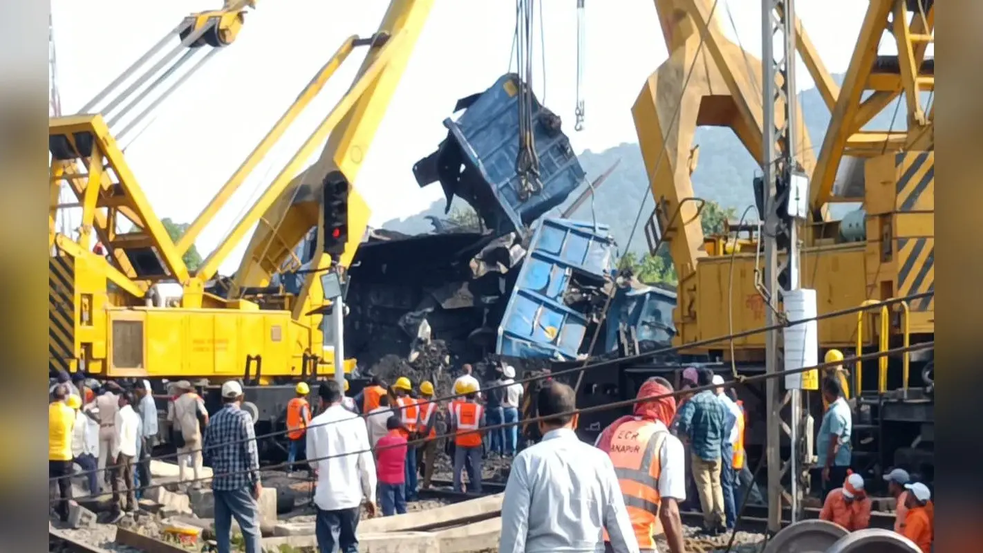 गुरपा मालगाड़ी हादसा : रेलवे लाइन बाधित होने से कोडरमा स्टेशन पर दिखा सन्नाटा, दूसरे दिन भी परिचालन ठप