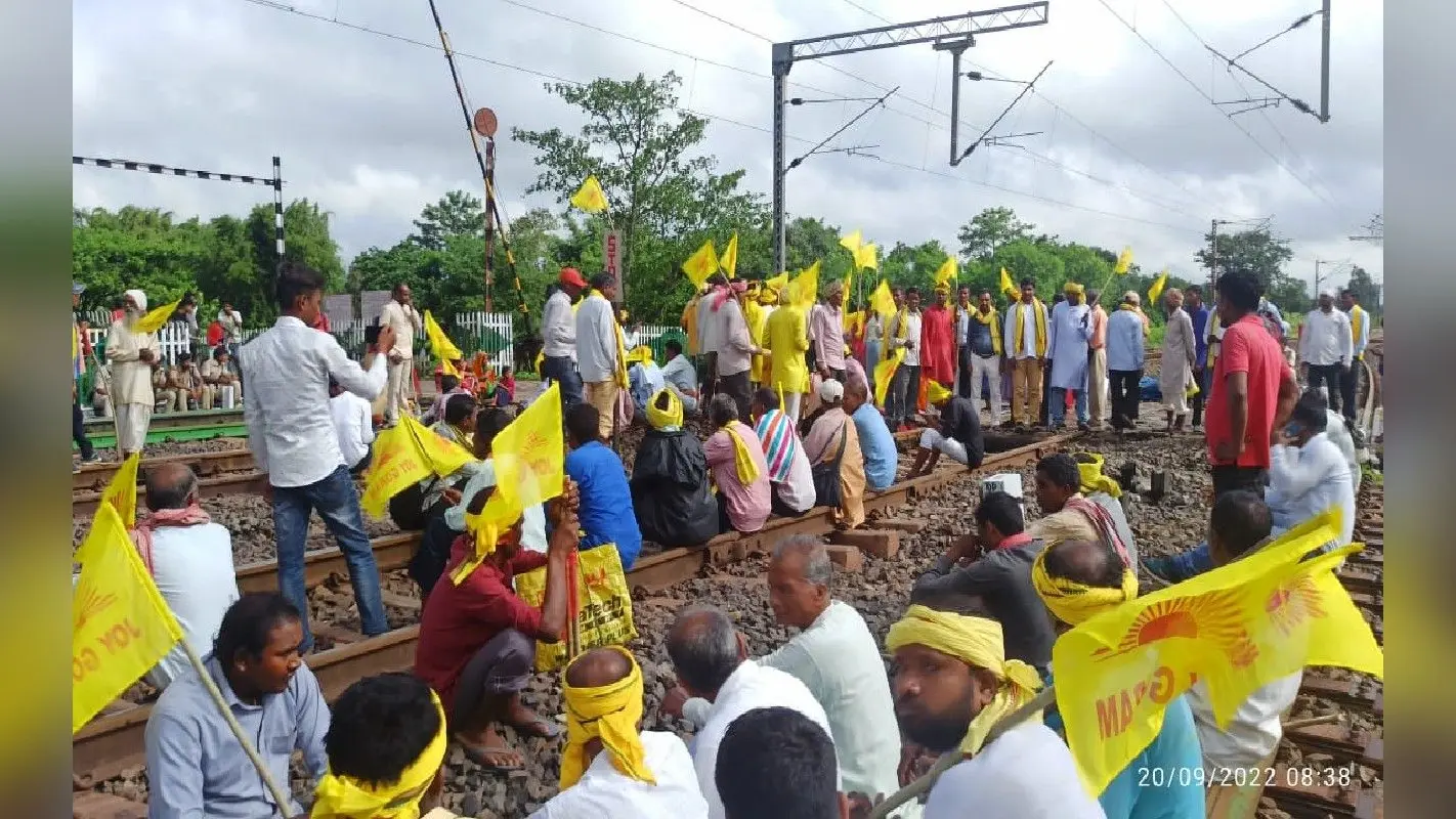 सरायकेला-खरसावां में आदिवासी कुड़मी समाज के लोगों ने रेलवे ट्रैक किया जाम, जानिए क्या है वजह