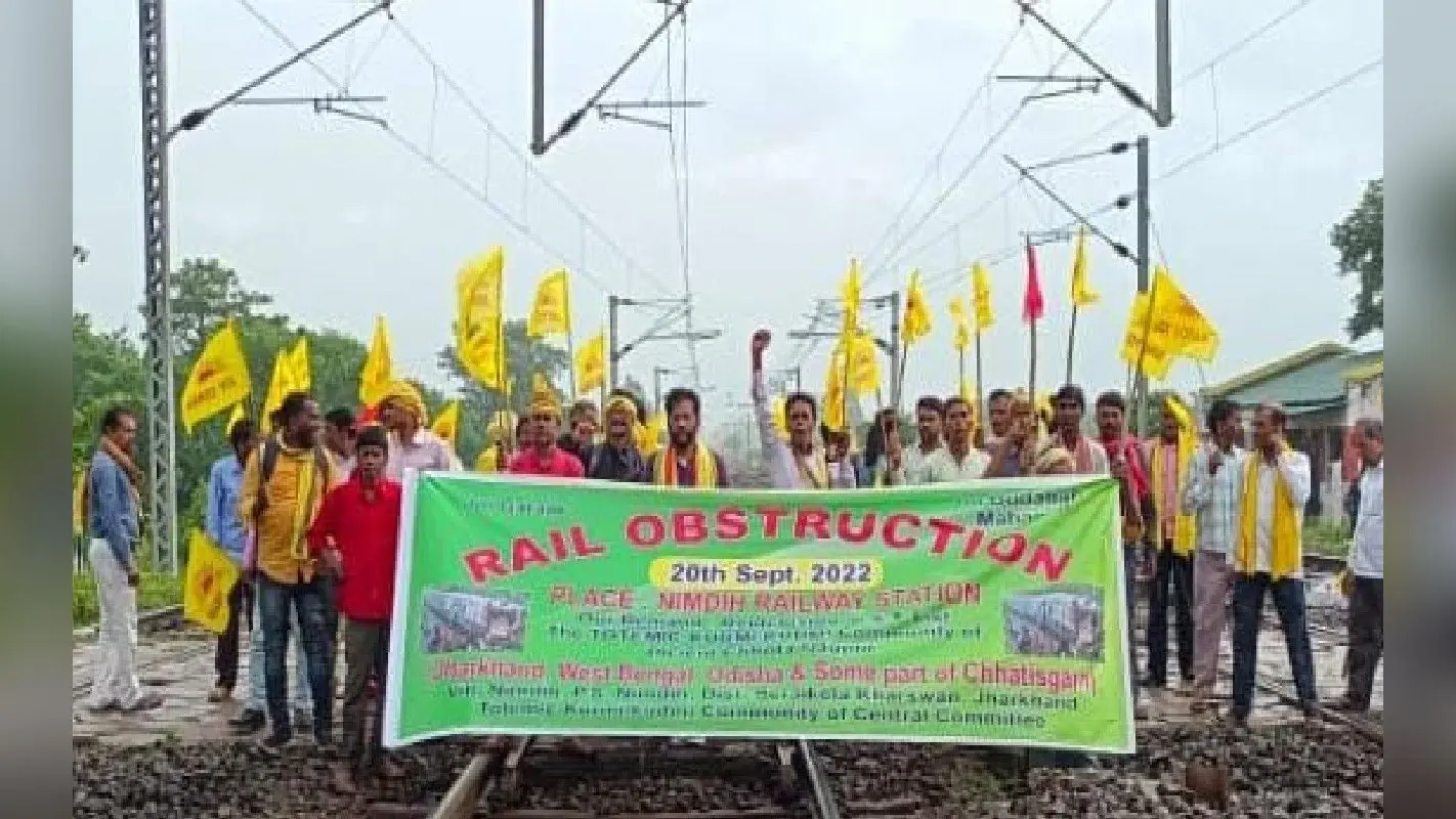 सरायकेला में आदिवासी कुड़मी समाज के लोगों ने किया रेलवे ट्रैक जाम, देखें तस्वीरें