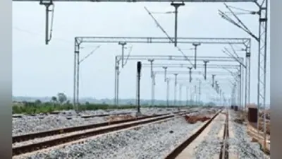 Mathura News: ट्रेन में चढ़ते समय यात्री का फिसला पैर, रेल और प्लेटफॉर्म के बीच फंसा, दरोगा ने बचाई जान