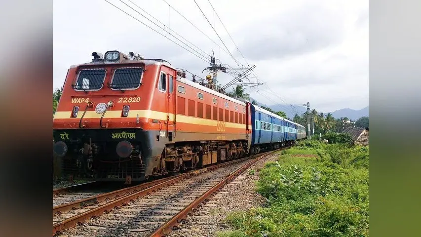 Indian Railway IRCTC : कई पूजा स्पेशल ट्रेनों का समय बदला, एकमा स्टेशन पर अब रुकेगी पाटलिपुत्र लखनऊ एक्सप्रेस