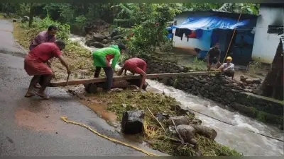 Kerala Rains : केरल में बाढ़ के बीच अनोखी शादी, खाना बनाने वाले बर्तन में बैठ शादी करने पहुंचे दुल्हा-दुल्हन