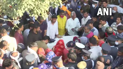 हेलिकॉप्टर क्रैश: स्क्वाड्रन लीडर कुलदीप सिंह पंचतत्व में विलीन, नम आंखों से लोगों ने दी अंतिम विदाई
