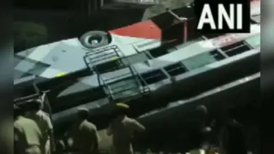 राजस्थान के दौसा में भीषण हादसा, रेलवे ट्रैक पर गिरी बस, चार की मौत