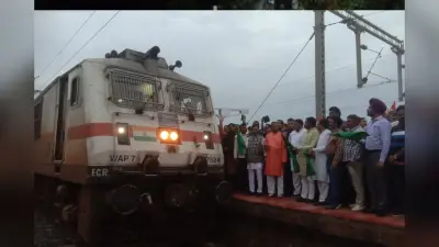 आजादी का अमृत महोत्सव पर लोहरदगा को बड़ी सौगात, राजधानी एक्सप्रेस का हुआ ठहराव, गाजे-बाजे के साथ स्वागत