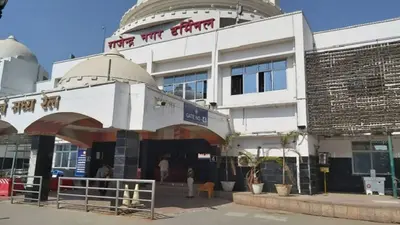 पटना के स्टेशन पर महिला टिकट बुकिंग क्लर्क ने किया बवाल, पदाधिकारी पर लगया ये गंभीर आरोप