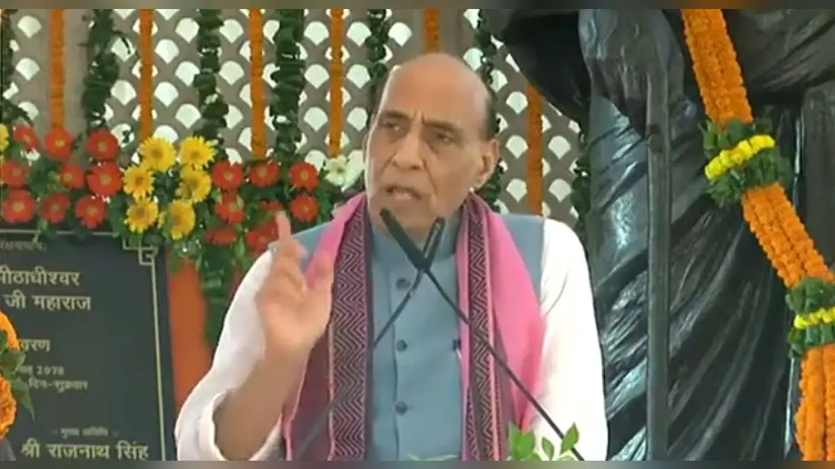 मल्टीपल रोल में हैं योगी आदित्यनाथ, उनके नाम से कांपते हैं अपराधी, बोले रक्षा मंत्री राजनाथ सिंह